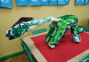 Brachiozaur wykonany z papieru przez przedszkolaki